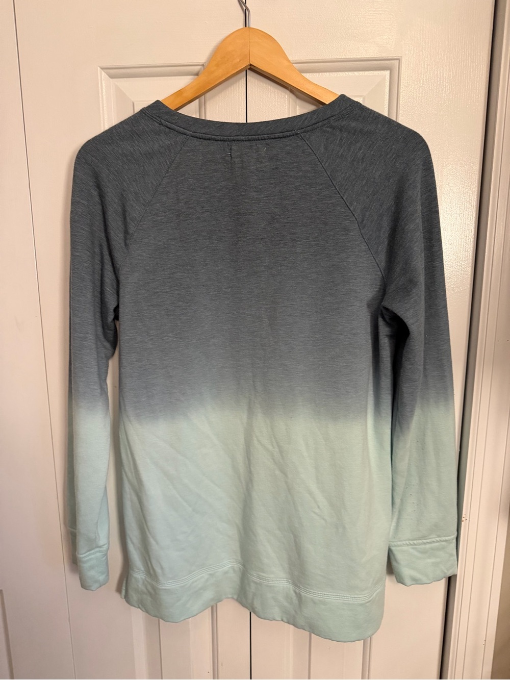 Maurices Ombre Dip Dye Crewneck Sweatshirt Medium Slate Blue Seafoam Long Sleeve - Picture 2 of 7